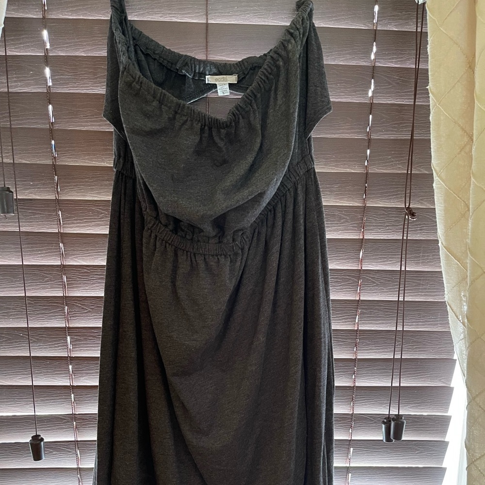 Sleeveless dress with a cutout back